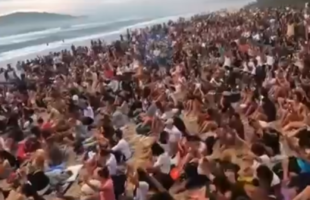 Multidão transforma amanhecer em culto na praia do Campeche