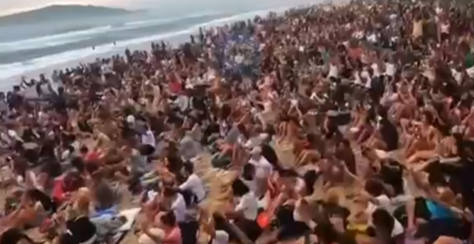 Multidão transforma amanhecer em culto na praia do Campeche