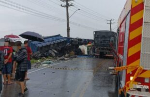 Colisão entre carretas interdita rodovia e deixa feridos em Içara