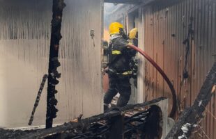 Incêndio de grandes proporções consome depósito e atinge casas em Criciúma