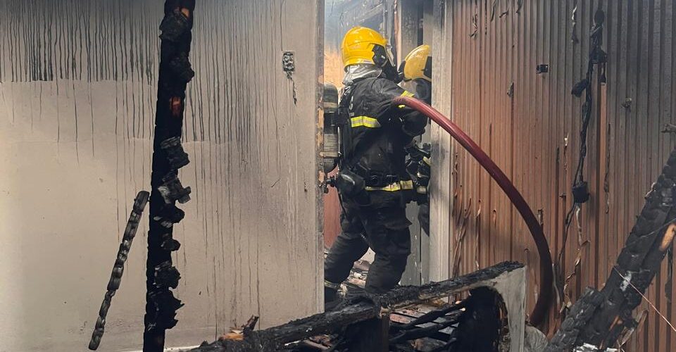 Incêndio de grandes proporções consome depósito e atinge casas em Criciúma