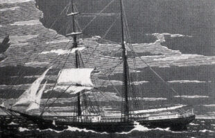 Navio fantasma atracado no Farol de Santa Marta