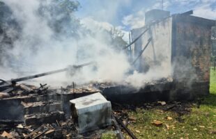 Casa é destruída por incêndio em Forquilhinha