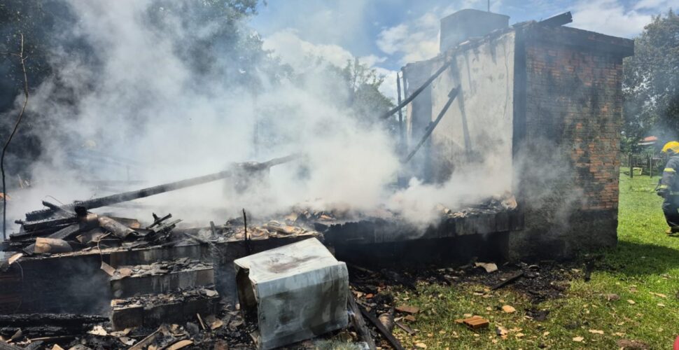 Casa é destruída por incêndio em Forquilhinha