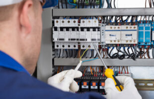 Cegero abre processo seletivo para bolsas de 50% em curso técnico de eletrotécnica