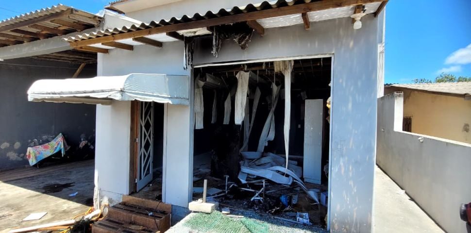 Incêndio em loja de roupas causa prejuízo de R$ 50 mil em Laguna