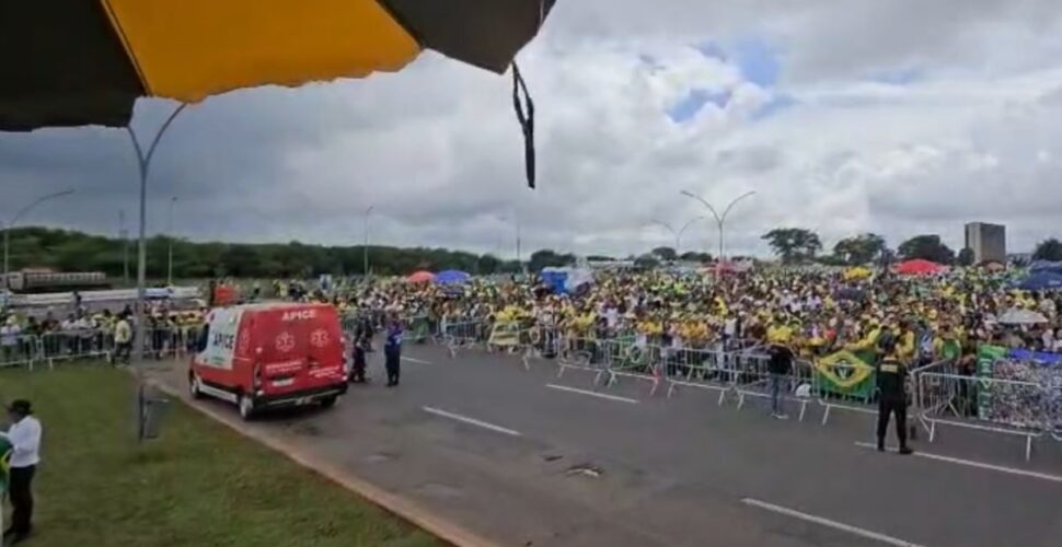 Raio atinge multidão em comício de Nikolas Ferreira e deixa dezenas de feridos