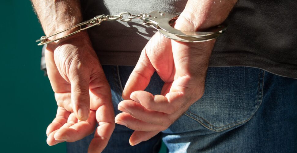 Homem é preso por roubo em Braço do Norte após se esconder em residência