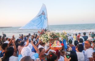 Laguna celebra Iemanjá com festas tradicionais nas praias do Gi e do Sol