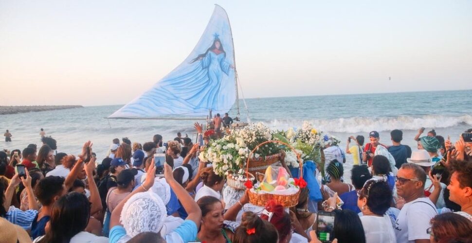 Laguna celebra Iemanjá com festas tradicionais nas praias do Gi e do Sol