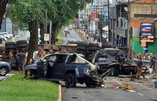 Carreta atinge 14 veículos e deixa feridos graves em avenida