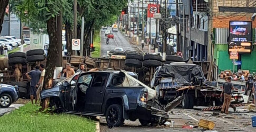 Carreta atinge 14 veículos e deixa feridos graves em avenida