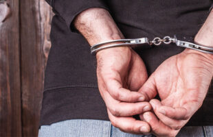 Homem é preso em madeireira de Orleans por descumprir medida protetiva