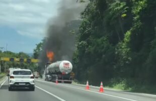 Caminhão pega fogo na BR-101 em Itapema e gera caos no trânsito