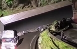 Carreta encalha em curva proibida da Serra do Rio do Rastro