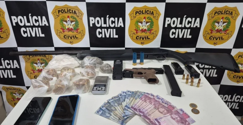 Operação da Polícia Civil apreende armas, drogas e dinheiro em Balneário Arroio do Silva