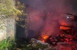 Incêndio provocado por queima de lixo destrói galpão em Içara