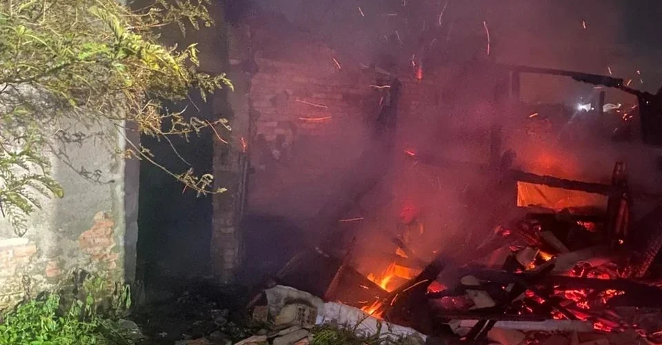 Incêndio provocado por queima de lixo destrói galpão em Içara