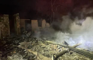 Incêndio destrói residência de madeira no bairro Barracão, em Orleans