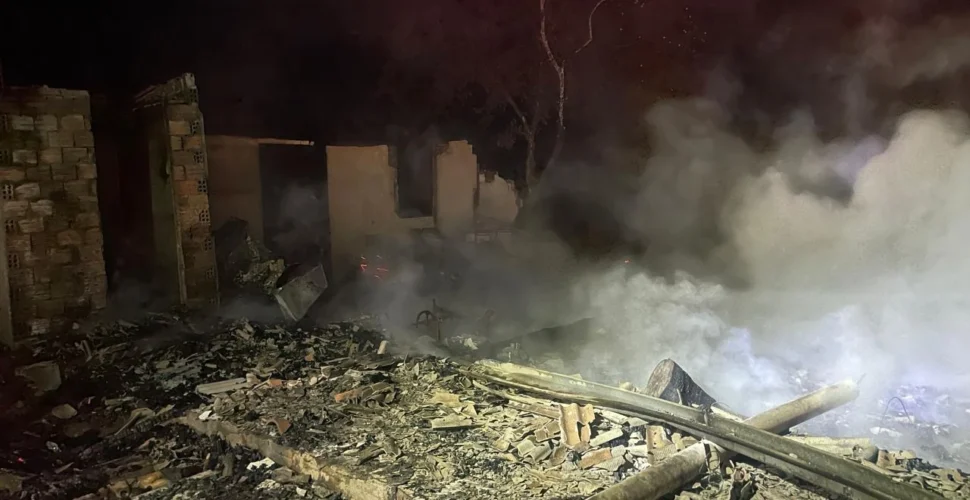 Incêndio destrói residência de madeira no bairro Barracão, em Orleans