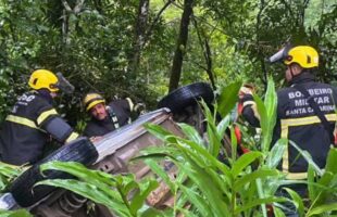 Capotamento de veículo mobiliza equipes de resgate em Lauro Müller