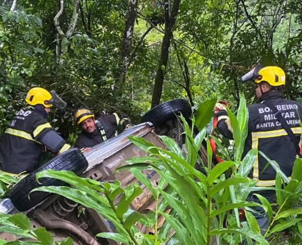 Capotamento de veículo mobiliza equipes de resgate em Lauro Müller