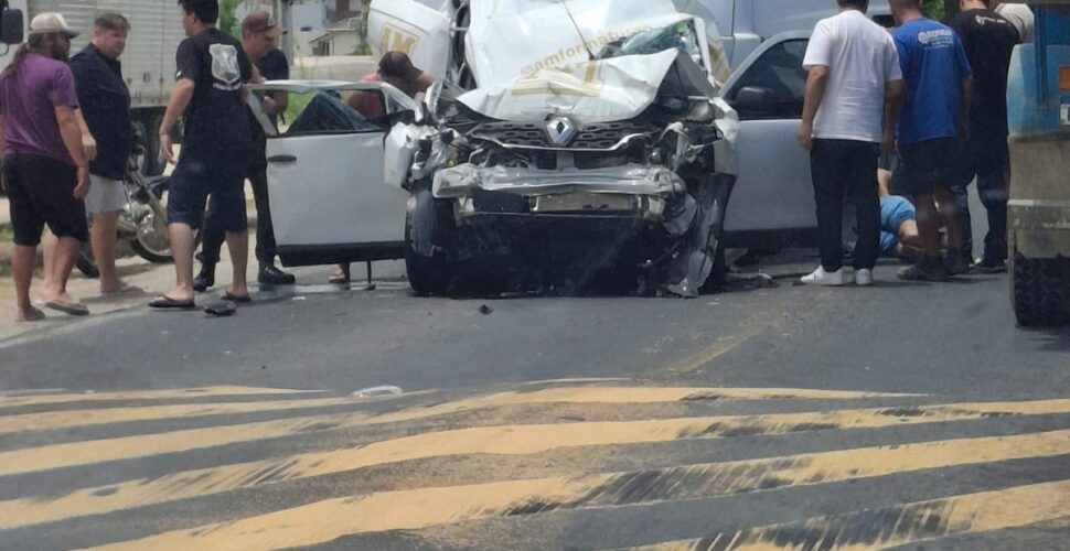 Colisão entre carro e caminhão é registrada em Gravatal