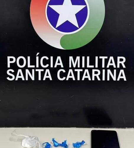Homem é preso por tráfico de drogas em Criciúma após tentar fugir da Polícia Militar