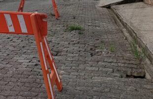 Risco de desabamento preocupa moradores em rua de Lauro Müller