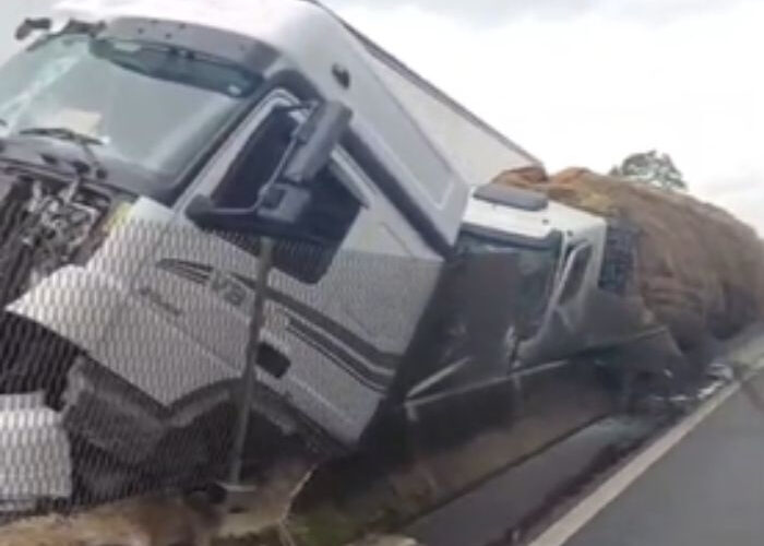 Caminhão com 19 toneladas de melancias tomba após batida na BR-101, em SC