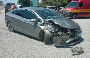 Colisão entre dois carros deixa duas pessoas feridas em Içara