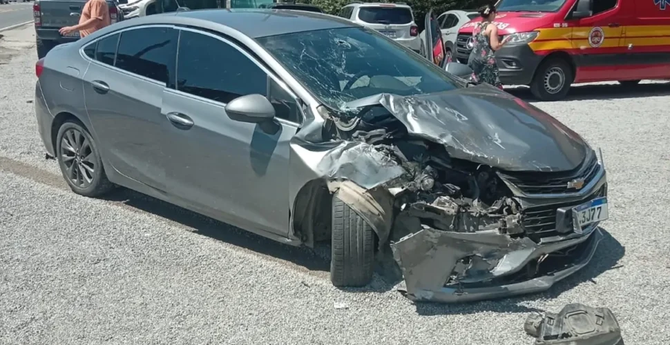Colisão entre dois carros deixa duas pessoas feridas em Içara