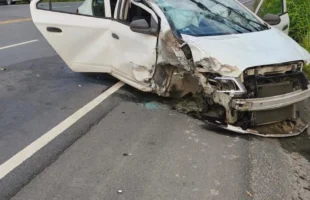 Colisão entre carro e carreta deixa passageiro ferido em Criciúma