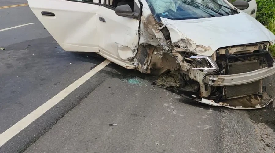 Colisão entre carro e carreta deixa passageiro ferido em Criciúma