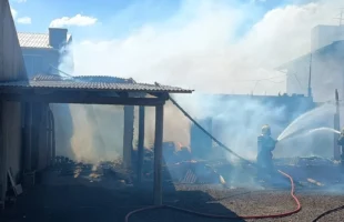 Incêndio de grandes proporções destrói casa em Balneário Gaivota