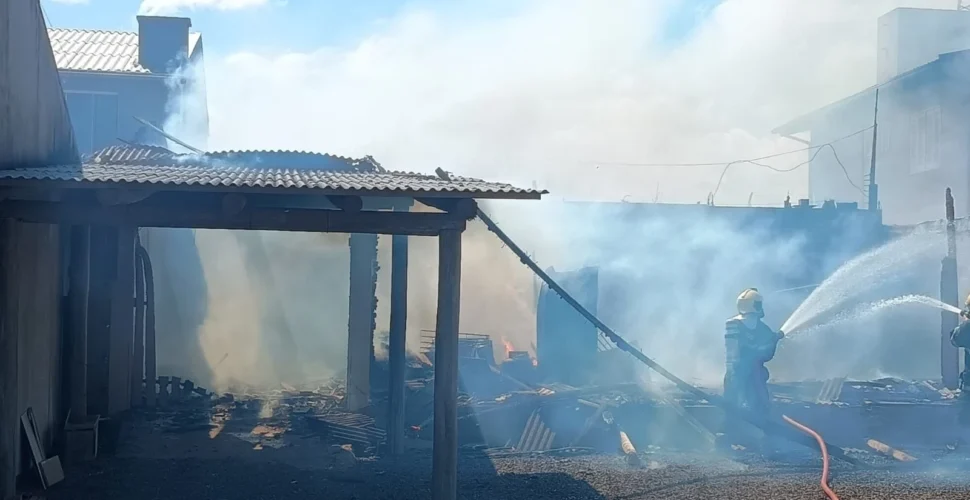 Incêndio de grandes proporções destrói casa em Balneário Gaivota