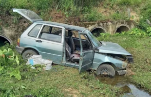 Carro sai da pista e deixa três feridos na SC-370, em Gravatal