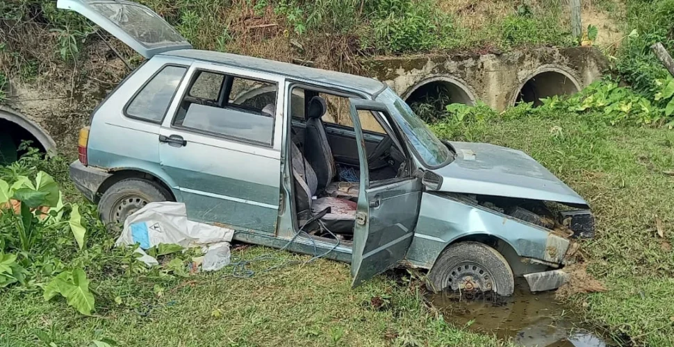 Carro sai da pista e deixa três feridos na SC-370, em Gravatal