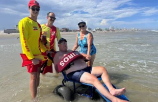 Após AVC, idoso em Balneário Arroio do Silva supera limitações e realiza sonho de voltar ao mar