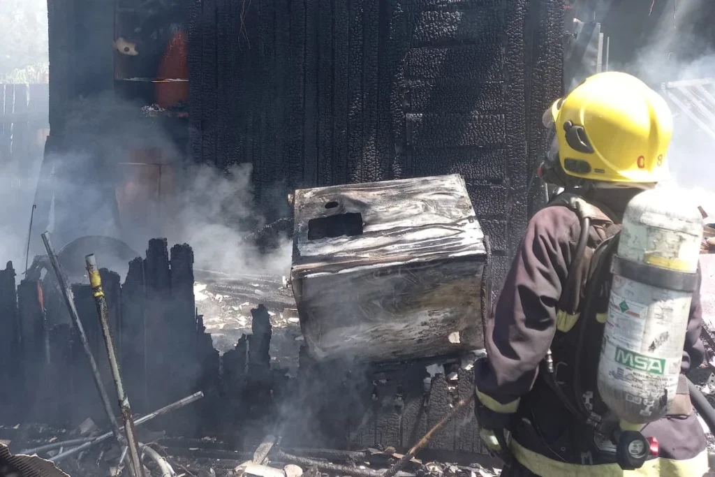 Incêndio destrói casa de madeira no bairro Januária, em Sombrio