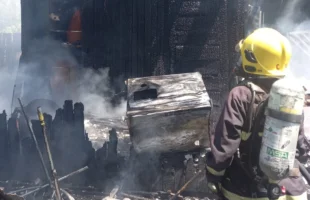 Incêndio destrói casa de madeira no bairro Januária, em Sombrio