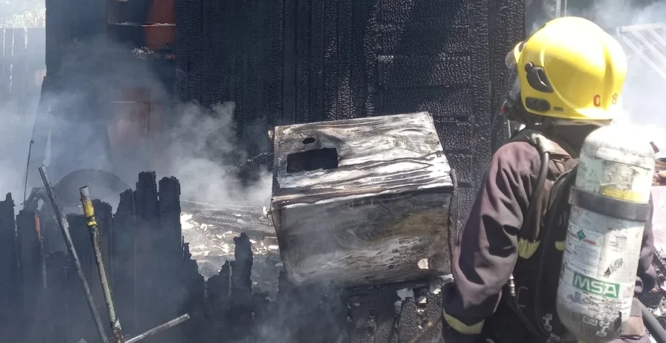 Incêndio destrói casa de madeira no bairro Januária, em Sombrio