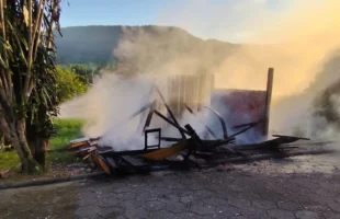 Casa de madeira é destruída por incêndio em Urussanga