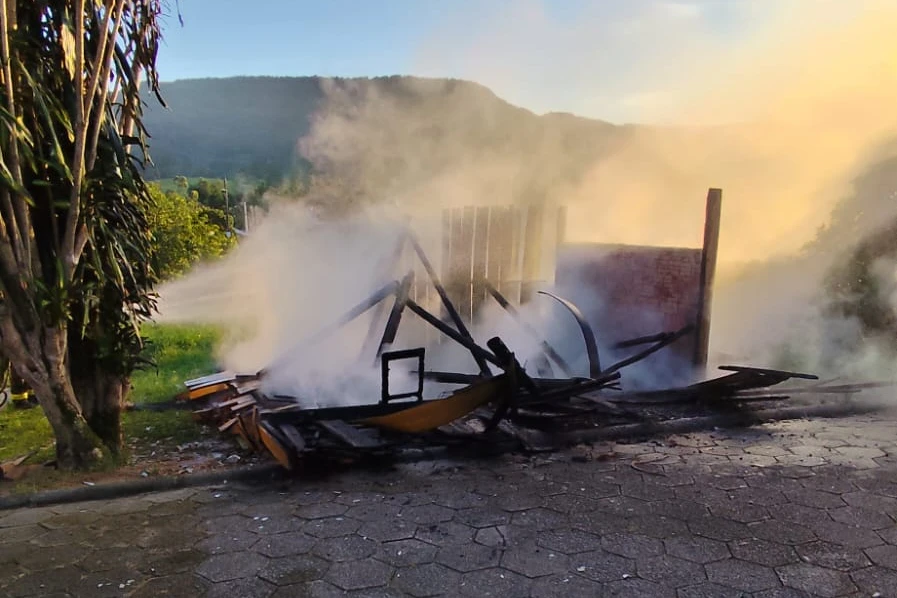 Casa de madeira é destruída por incêndio em Urussanga