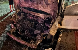 Carro é parcialmente destruído por incêndio em Laguna