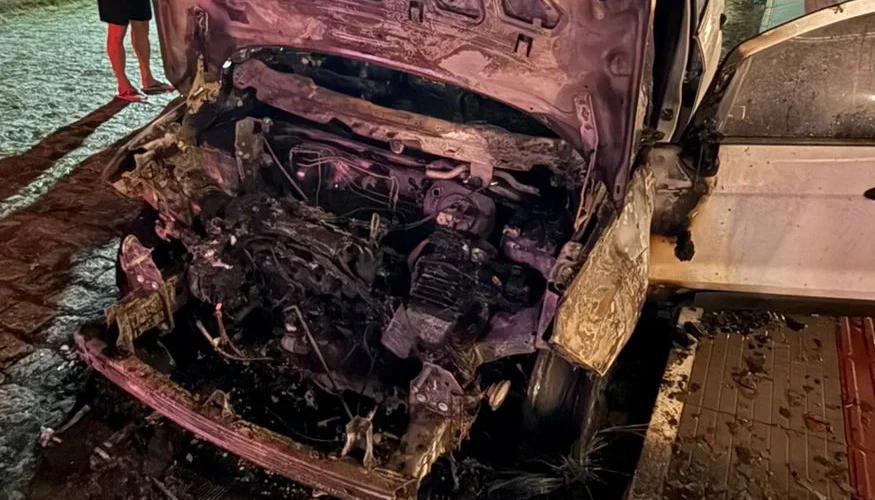 Carro é parcialmente destruído por incêndio em Laguna