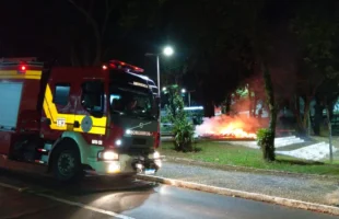 Incêndio destrói Casa do Papai Noel em Criciúma durante a madrugada