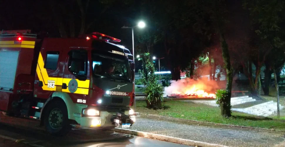 Incêndio destrói Casa do Papai Noel em Criciúma durante a madrugada