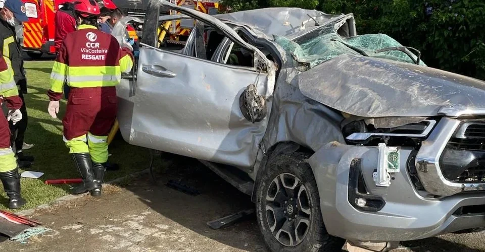 Acidente entre caminhonete e caminhão deixa idosa em estado grave na BR-101