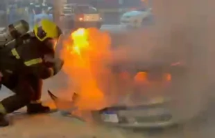 Incêndio atinge veículo e interdita avenida em Criciúma